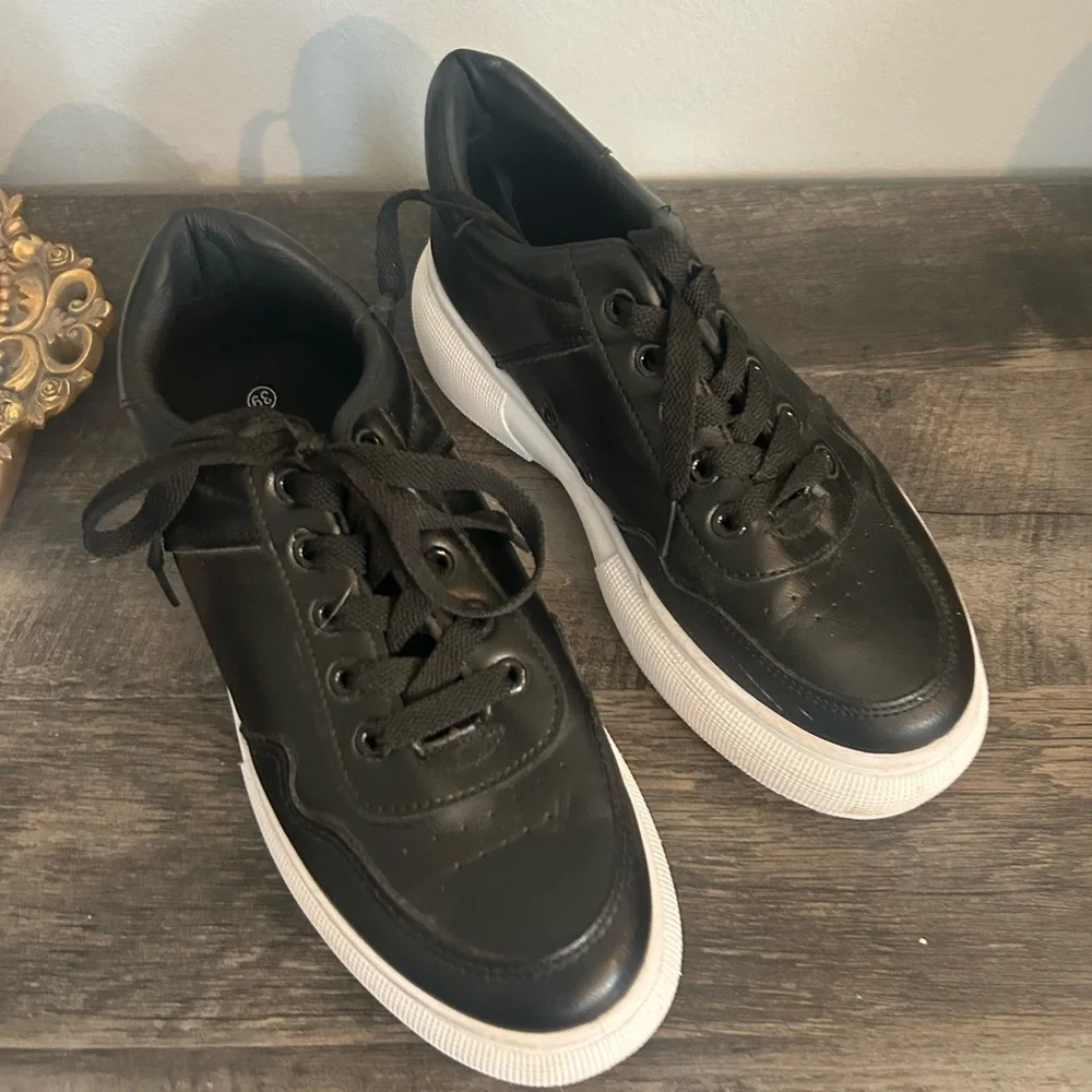 Ideal Shoes black lace-up platform sneakers